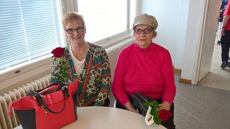 Raija ja Anja ruusujensa kera